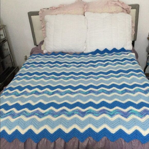VNT throw blanket, knit, zig zag pattern - Picture 6 of 6